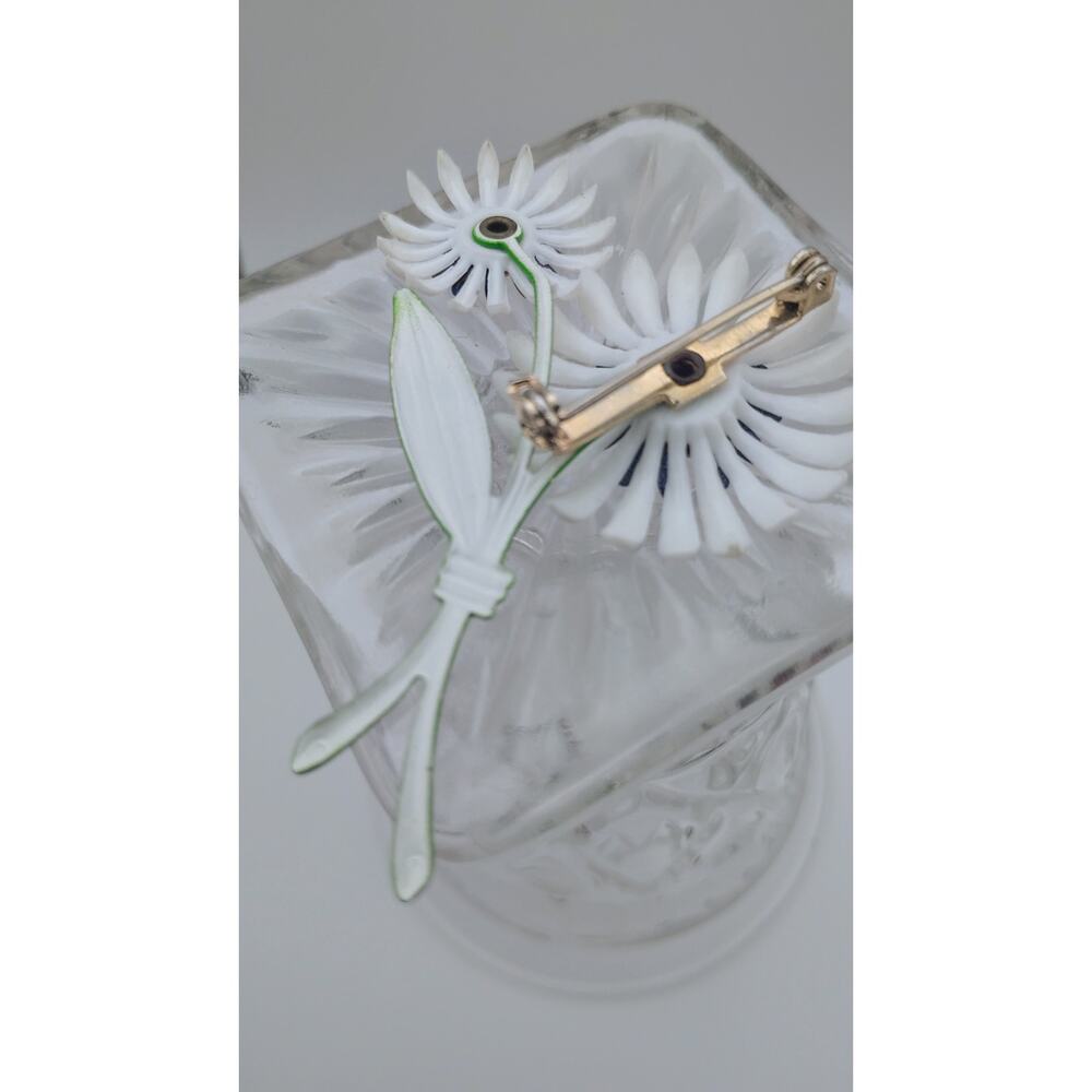 Vintage Daisy Brooch - Picture 2 of 2
